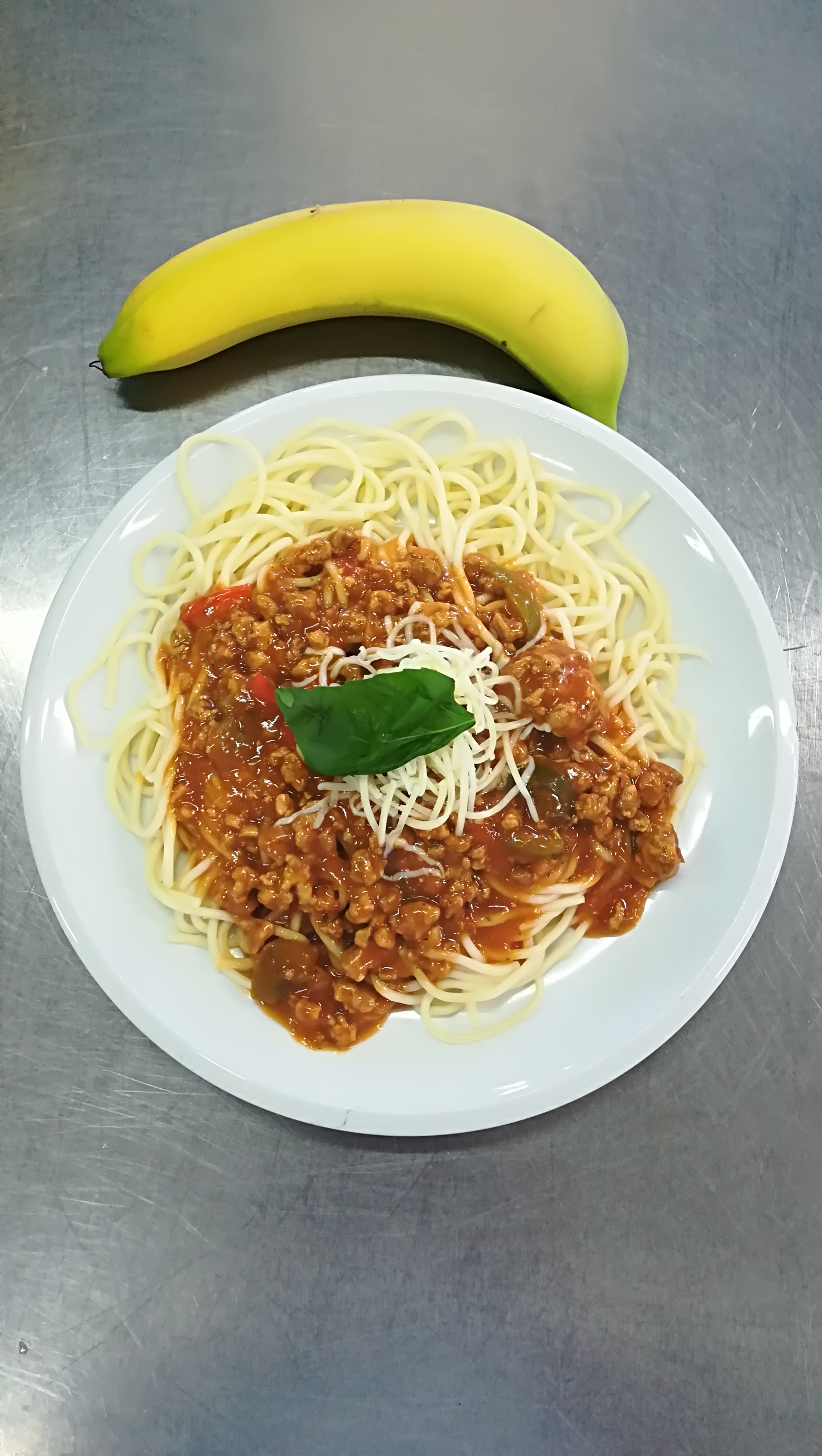 Špagety s boloňskou omáčkou, strouhaný sýr