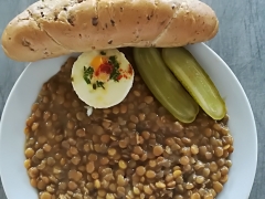Čočka na kyselo, sázené vejce, sojový rohlík, sterilovaná okurka