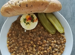Čočka na kyselo, sázené vejce, sojový rohlík, sterilovaná okurka