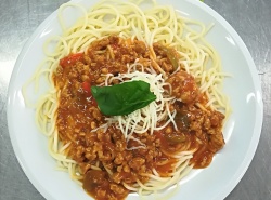 Špagety s boloňskou omáčkou, strouhaný sýr
