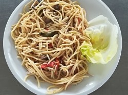 Špagety s houbami, paprikou a olivami