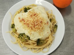 Špagety se sýrovou omáčkou a brokolicí