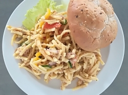 Špecle s tuňákem a zeleninou, cereální houska