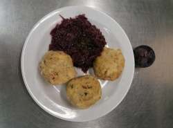 Špekové knedlíky, dušené červené zelí, smažená cibulka