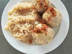 Špekové knedlíky, dušené bílé zelí, smažená cibulka