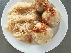 Špekové knedlíky, dušené bílé zelí, smažená cibulka