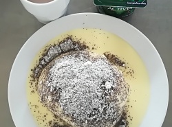 Alpský knedlík (kynutý knedlík plněný povidly, vanilkové šodo, makový posyp)