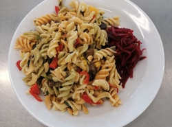 Barevne-testoviny-se-zampiony-a-zeleninou-zampiony-paprika-porek-c.-repa