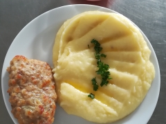 Biftek z mletého masa se sýrem, bramborová kaše