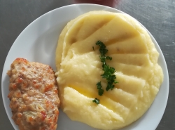 Biftek z mletého masa se sýrem, bramborová kaše