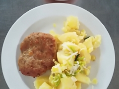Biftek z mletého masa se sýrem, vařený brambor