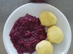 Bramborové knedlíky plněné uzeným masem s pohankou, dušené červené zelí