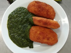 Bramborové krokety se šunkou, dušený špenát