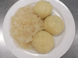 Bramborove-knedliky-plnene-pohankou-a-angl.slaninou-dusene-zeli