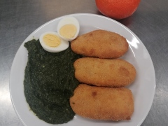 Bramborove-krokety-varene-vejce-duseny-spenat