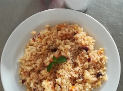 Bulgur s ovocem a medem (brusinky, dýně, rozinky, mandle), ochucené mléko