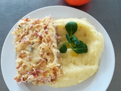 Celerový nákyp se šunkou a sýrem, bramborová kaše