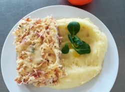 Celerový nákyp se šunkou a sýrem, bramborová kaše