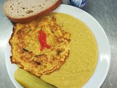 Cizrnová kaše, vaječná omeleta se sýrem, sterilovaná okurka, chléb