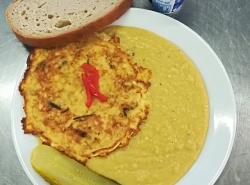 Cizrnová kaše, vaječná omeleta se sýrem, sterilovaná okurka, chléb