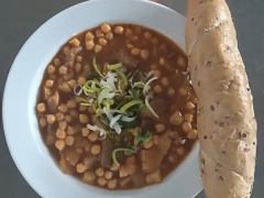 Cizrnový guláš s hlívou ústřičnou, sojový rohlík
