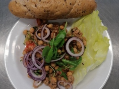 Cizrnovy-salat-s-tunakem-rajce-okurka-pecivo