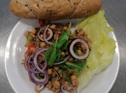 Cizrnovy-salat-s-tunakem-rajce-okurka-pecivo
