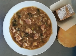 Dušené vepřové maso v kapustě, rozpek s chia semínky
