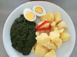 Dušený špenát, vařené vejce, vařený brambor