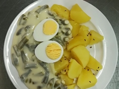 Fazolové lusky na kyselo, vařené vejce, vařený brambor