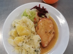 Grilovany-kureci-platek-vareny-brambor
