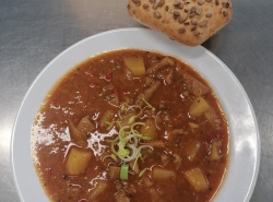 Gulas-s-hlivou-ustricnou-bramborem-a-paprikou-pecivo