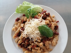 Halusky-se-susenymi-rajcaty-a-parmazanem