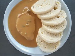 Hamburská vepřová  kýta, kynutý knedlík s kukuř. vločkami