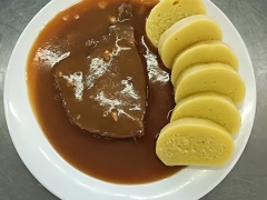 Hovězí pečeně na česneku, bramborový knedlík