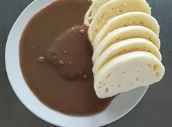 Hovězí vařené, játrová omáčka, houskový knedlík