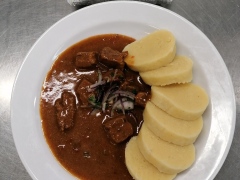Hovezi-gulas-bramborovy-knedlik