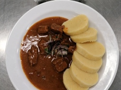 Hovezi-gulas-bramborovy-knedlik