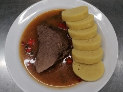 Hovezi-pecene-na-paprikach-bramborovy-knedlik