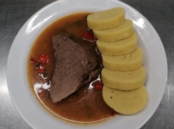 Hovezi-pecene-na-paprikach-bramborovy-knedlik