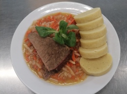 Hovezi-pecene-na-zelenine-bramborovy-knedlik