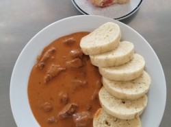 Hovezi-sote-na-paprice-bramborovy-knedlik
