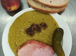 Hrachová kaše, uzenina, sterilovaná okurka, chléb, smažená cibulka