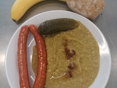 Hrachova-kase-opecena-uzenina-smazena-cibulka-sterilovana-okurka-pecivo
