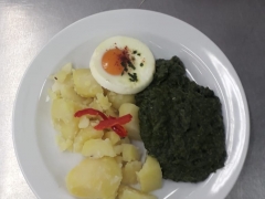 Sázené vejce, dušený špenát, vařený brambor
