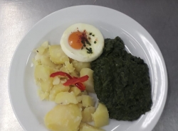 Sázené vejce, dušený špenát, vařený brambor