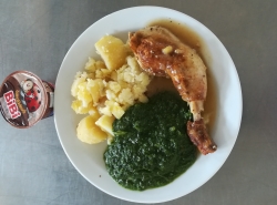 Staročeské kuřecí stehno, dušený špenát, vařený brambor