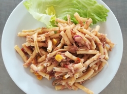Tuňák s těstovinami (tuňák, cibule, olivy, suš. rajčata, kukuřice, česnek, těstoviny)