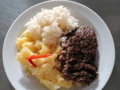 Jitrnicový-prejt-dušené-zelí-vařený-brambor
