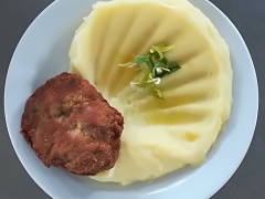 Kapustový karbanátek, bramborová kaše